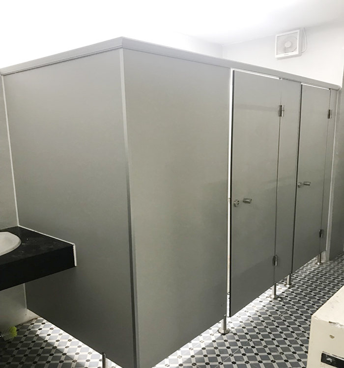 Nên hay không nên sử dụng vách ngăn vệ sinh compact giá rẻ?